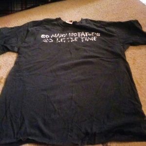 🎶💀Black shirt that has words 🎶💀